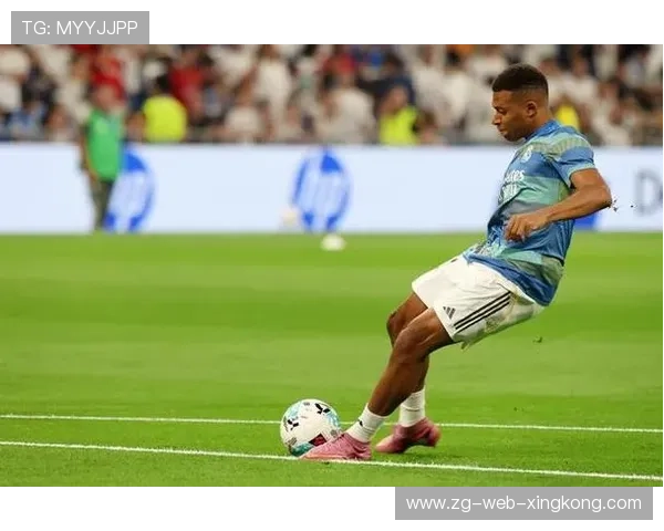 姆巴佩禁区外突然射门