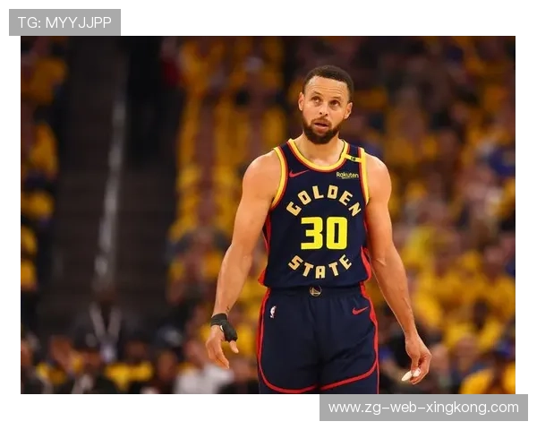 库里脚步一晃定点三分，勇士晃动全场防线